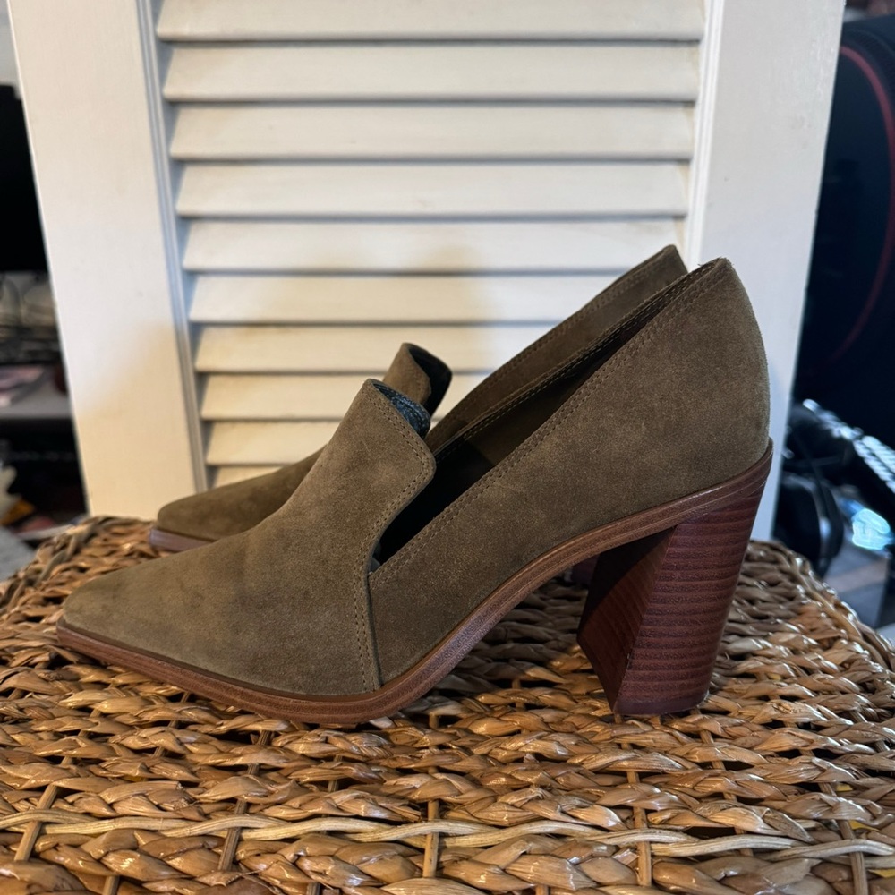 Vince Camuto Olive Heels with Stacked Heel Women’s Sz 7.5